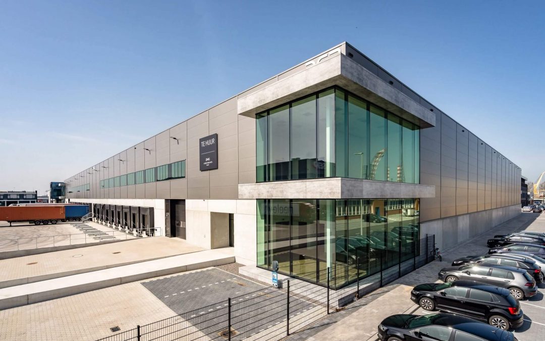 DHG VERHUURT 6.700 M² SMARTLOG ROTTERDAM 4 AAN SOLO STOVE